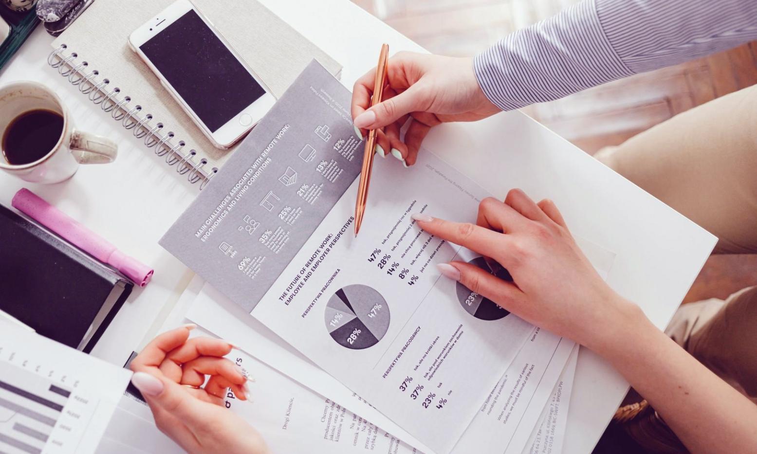 Preparazione studio SEO con materiali e strumenti digitali