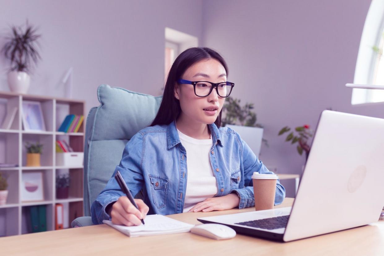 Analisi tecnica SEO su schermo durante sessione di ottimizzazione