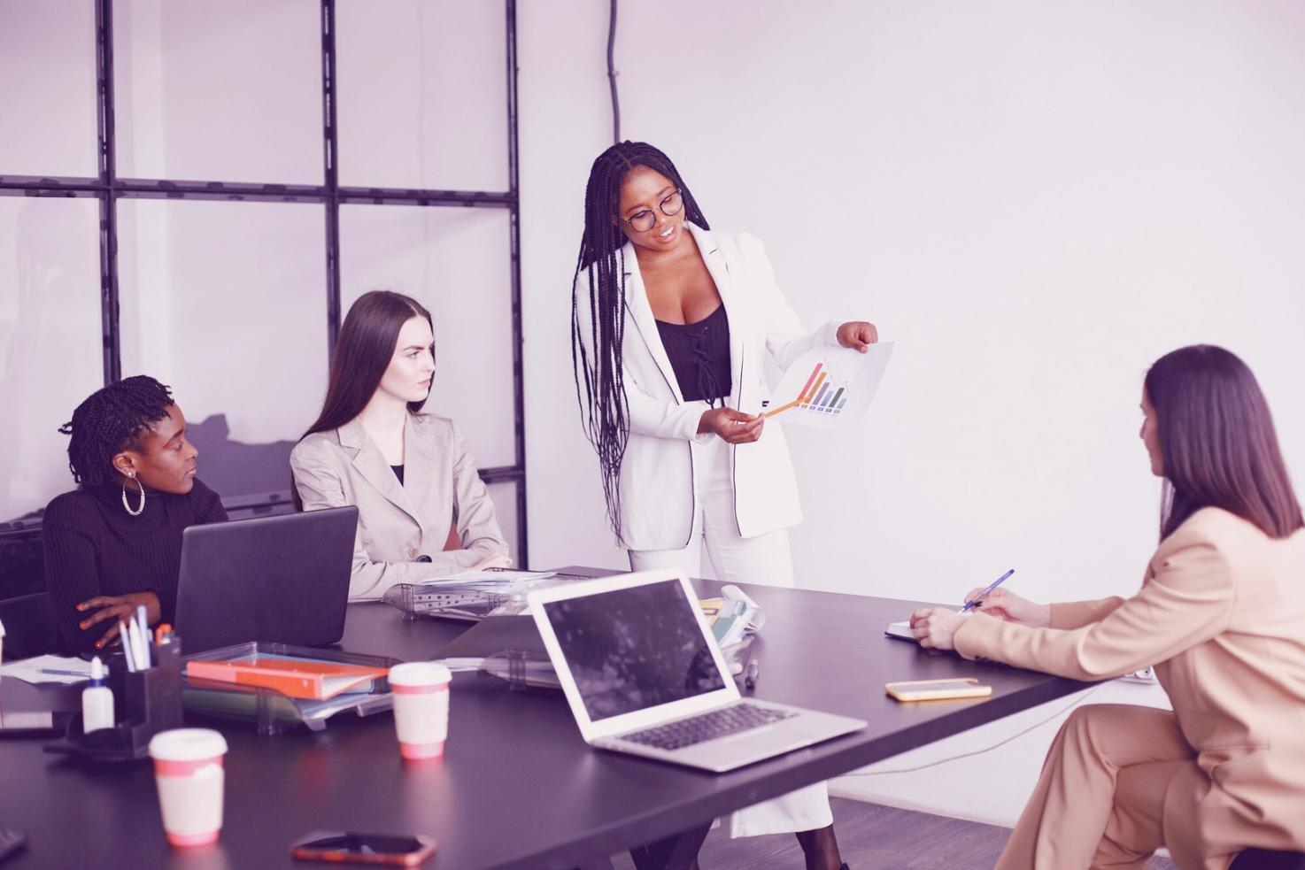 Ambiente di studio organizzato per corso SEO