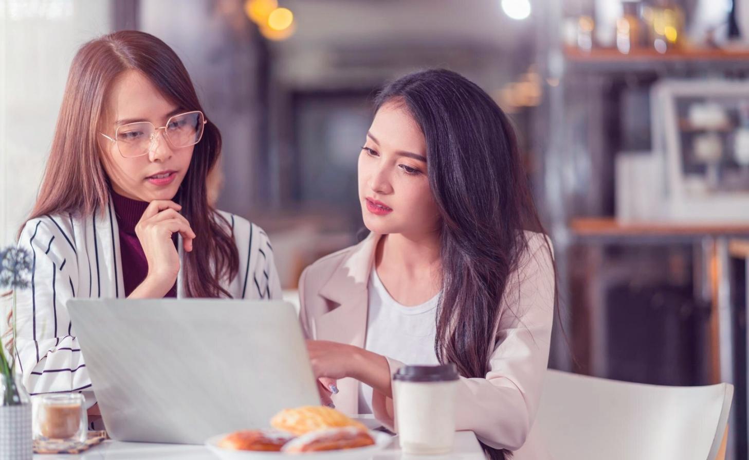 Postazione di lavoro con strumenti di analisi SEO aperti sullo schermo